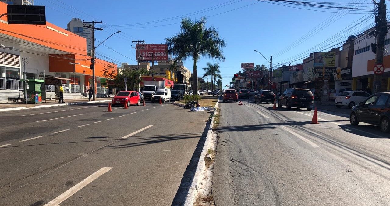 Motociclista morre após batida envolvendo carro na Av. 85, em Goiânia