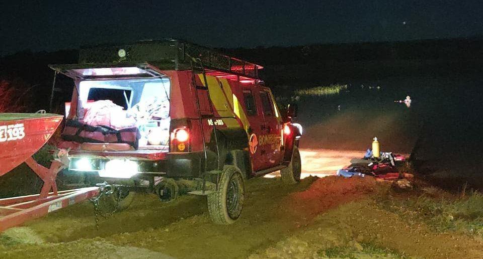 Motorista morre afogado após caminhão cair no Lago Corumbá IV, em Goiás
