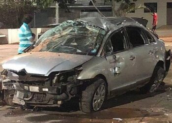 Motorista perde controle de carro, invade praça e capota, em Anápolis 