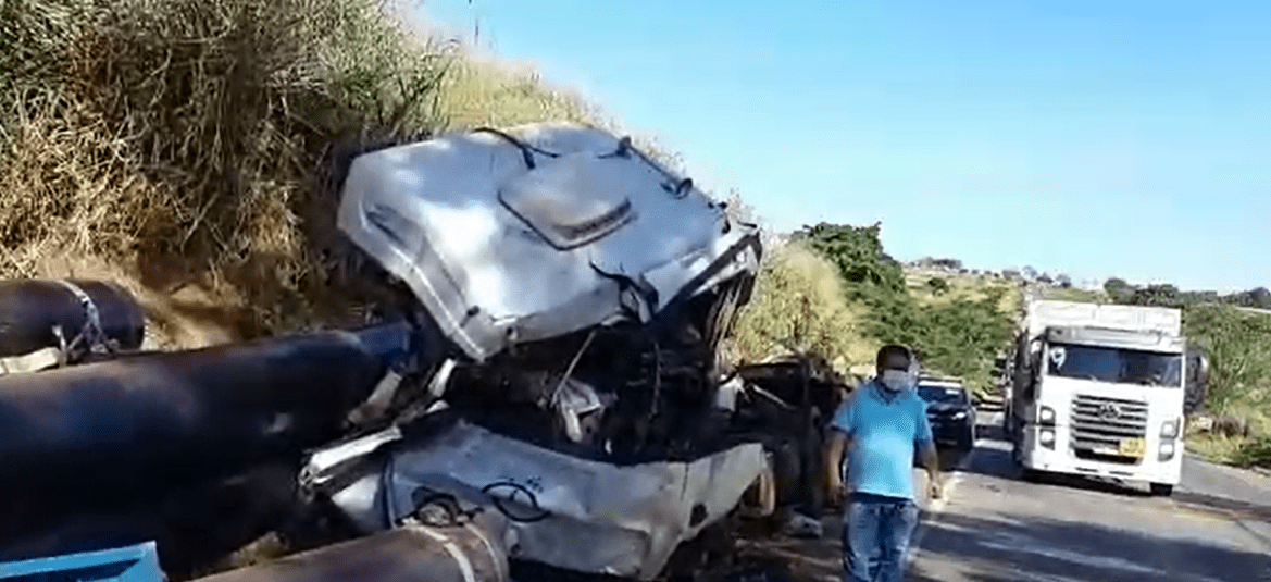 Mulher morre em acidente entre caminhões na BR-153, em Rialma