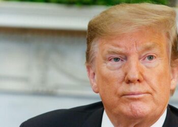 Trump anuncia suspensão temporária de vistos para preservar empregos