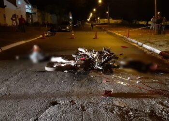 Vídeos: dois motociclistas morrem após batida frontal, em Goiânia
