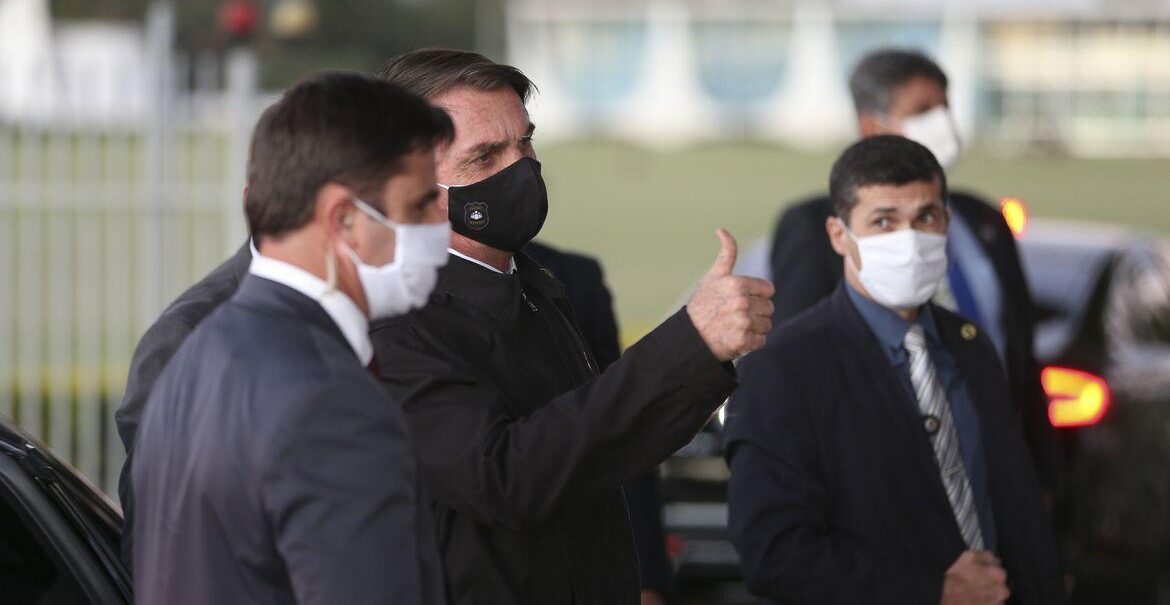 Bolsonaro sanciona lei que torna obrigatório o uso de máscara