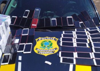 Casal é preso com 94 celulares escondidos na porta de carro, em Rio Verde