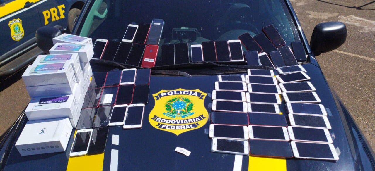 Casal é preso com 94 celulares escondidos na porta de carro, em Rio Verde