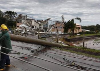 Ciclone deixa rastro de destruição e mata 10 pessoas no Sul do País