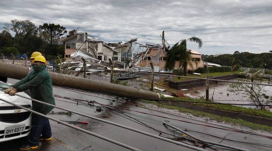 Ciclone deixa rastro de destruição e mata 10 pessoas no Sul do País