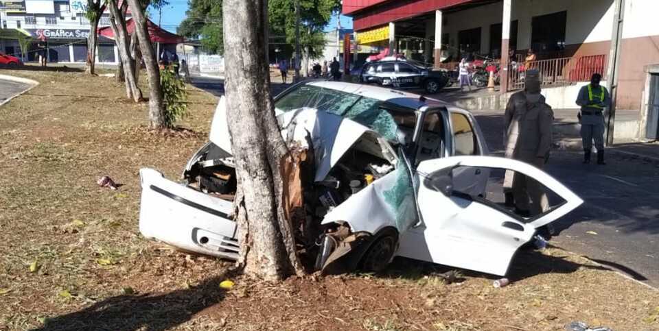 Dois morrem após carro bater contra árvore, em Goiânia