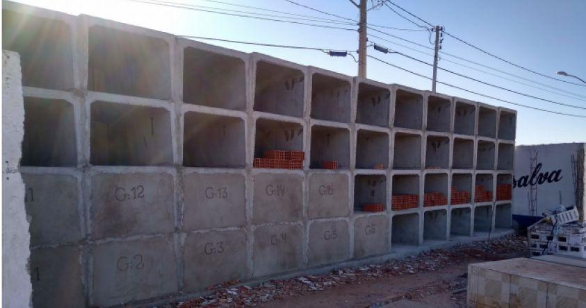 Em Goianira, MP pede suspensão de obras de jazigos de cemitério, em calçada