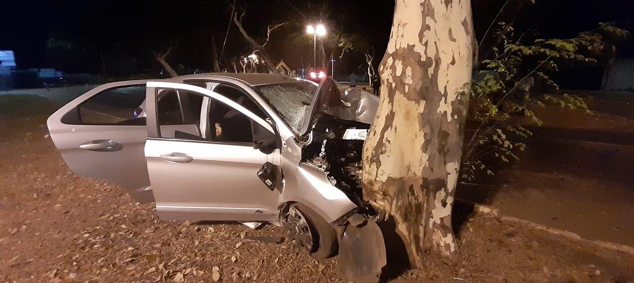 Jovem morre após motorista bêbada bater contra árvore, em Goiânia