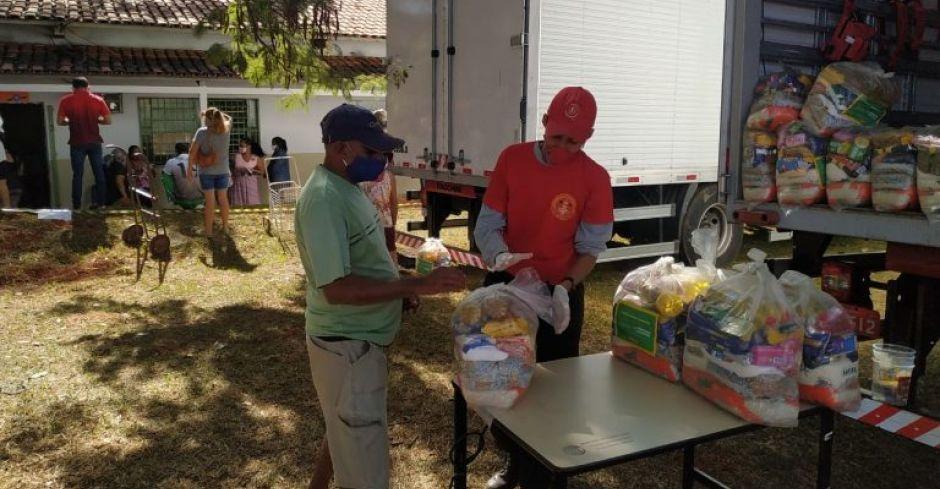 Prefeitura de Goiânia entrega cestas básicas às famílias carentes da capital