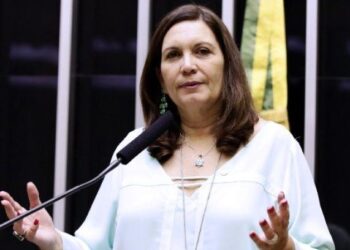 PSL estuda expulsar Bia Kicis após voto contrário ao Fundeb, diz Bozella