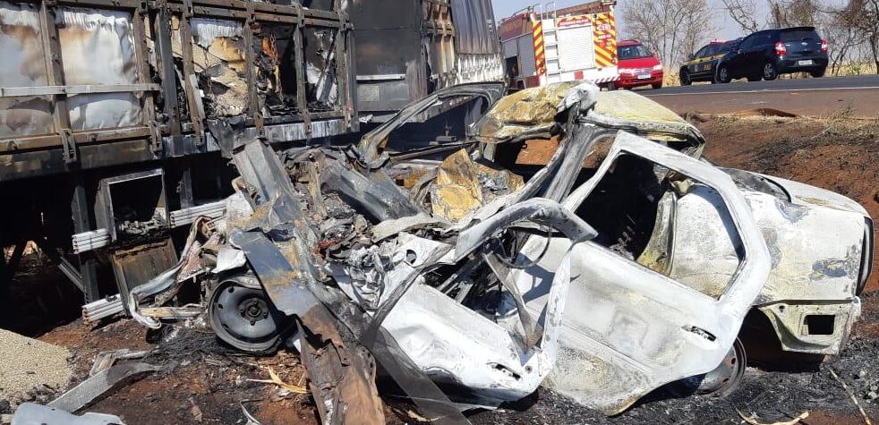 Carro explode e motorista morre carbonizada após colisão com britrem, em Goiás
