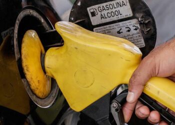 Gasolina foi reajustada em 5% e o diesel automotivo em 3%, diz Petrobras