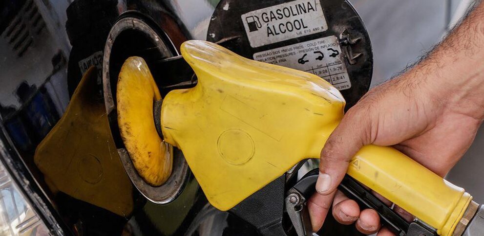 Gasolina foi reajustada em 5% e o diesel automotivo em 3%, diz Petrobras