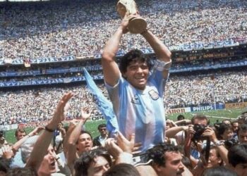 A morte de um ídolo. Quem foi Diego Armando Maradona?