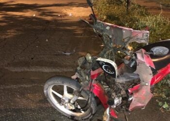 Condutor sem CNH fica gravemente ferido ao furar 'Pare' e bater, em Goiânia