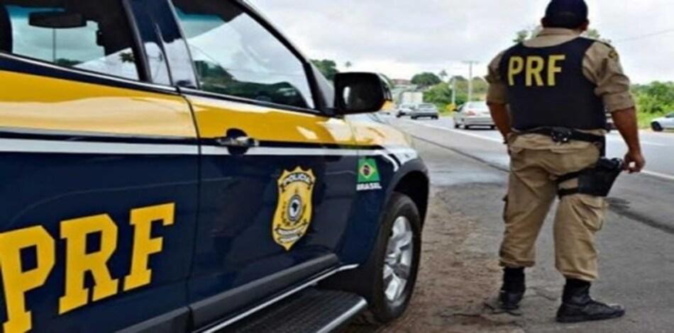 Contrabandista foge da abordagem da polícia e abandona veículo carregado de cigarros na BR 153, em Morrinhos