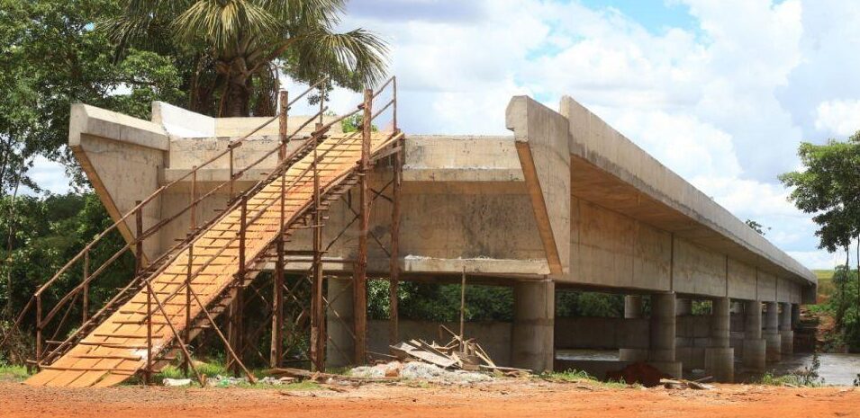 Governo assina termo de reconstrução de 9 rodovias em Goiás