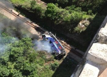 Ônibus despenca de viaduto em MG. PRF confirma 11 mortos e 29 feridos
