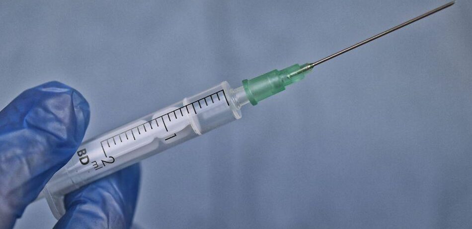 Países da Europa começam a aplicar vacina da Pfizer contra covid-19