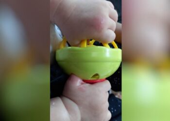 Bebê de 5 meses fica com o dedo preso dentro de brinquedo, em Catalão