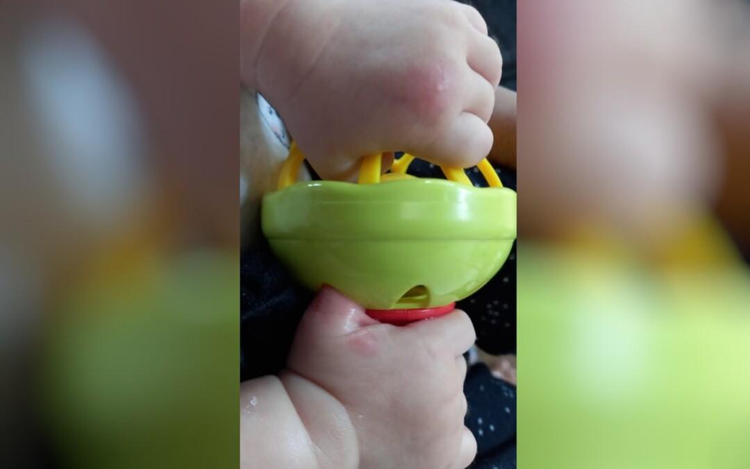 Bebê de 5 meses fica com o dedo preso dentro de brinquedo, em Catalão