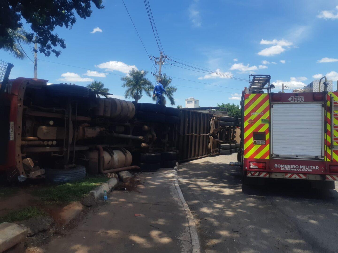 Caminhão com carga viva tomba em rotatória da GO-070, em Goiânia