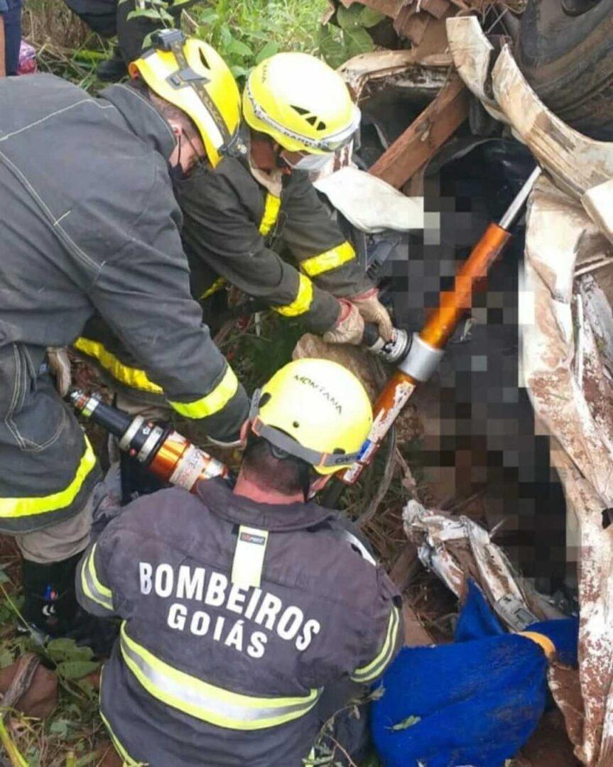 Caminhão saí da pista e capota na GO-154, em Pilar de Goiás; uma pessoa morreu