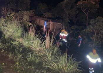 Capotamento de ônibus deixa um morto e 15 feridos na BR-050, em Campo Alegre