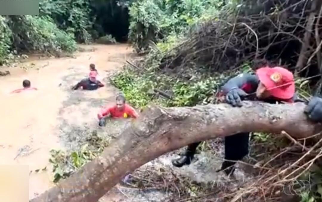 Chuva dificulta buscas por menina de 4 anos que sumiu em riacho, em Goiás