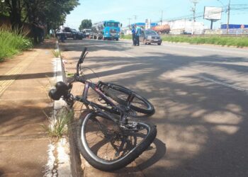 Ciclista fica gravemente ferido após ser atingido por carro, em Goiânia