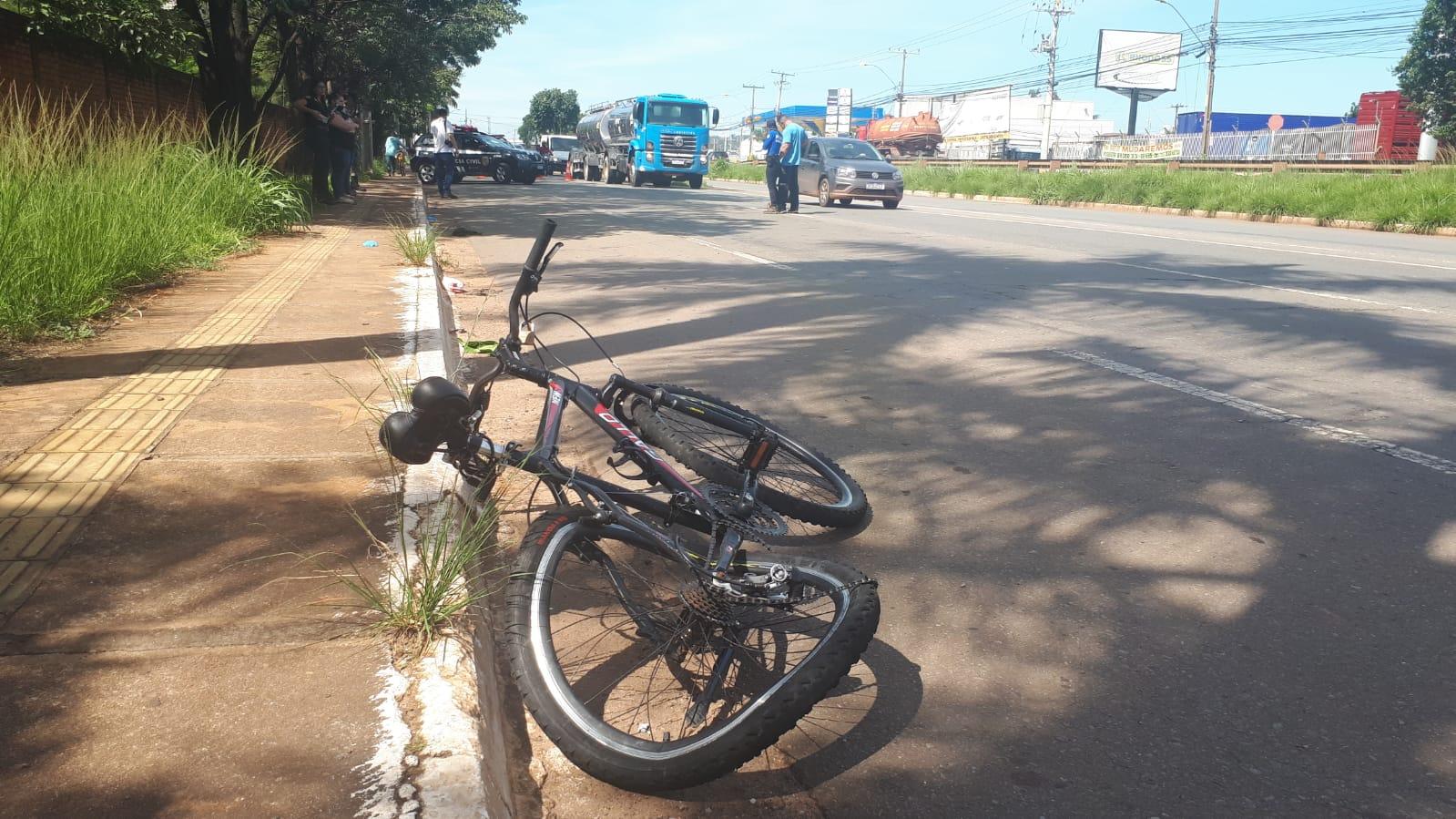 Ciclista fica gravemente ferido após ser atingido por carro, em Goiânia