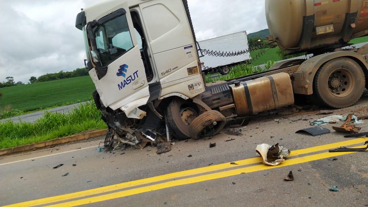 Colisão entre carro e caminhão deixa vítima fatal na BR-060, em Cezarina