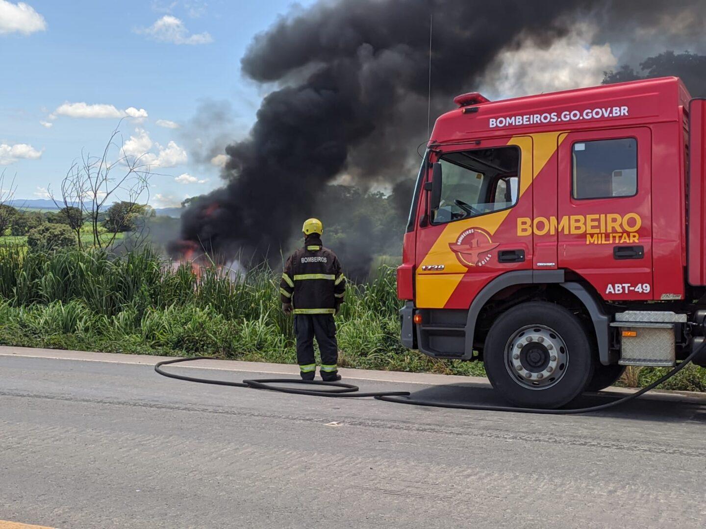 Colisão na BR-153, em Goiás, deixa uma vítima fatal e provoca incêndio