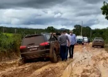 Devido as fortes chuvas comitiva de Ronaldo Caiado atola na GO-241, em Goiás