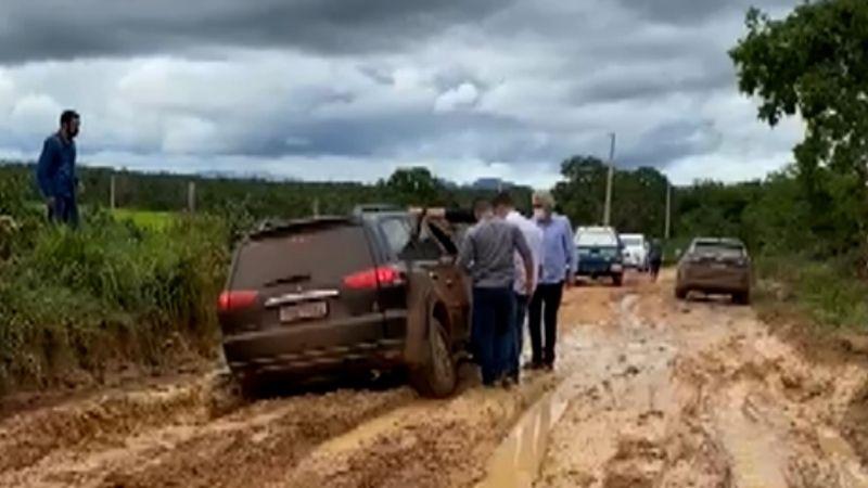 Devido as fortes chuvas comitiva de Ronaldo Caiado atola na GO-241, em Goiás