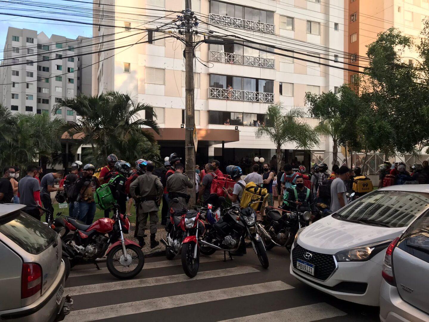 Motociclistas fazem protesto em Goiânia após cliente reclamar de "entregador negro"