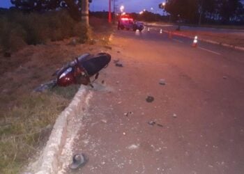 Mulher morre após moto em que estava bater contra meio-fio, em Goiânia