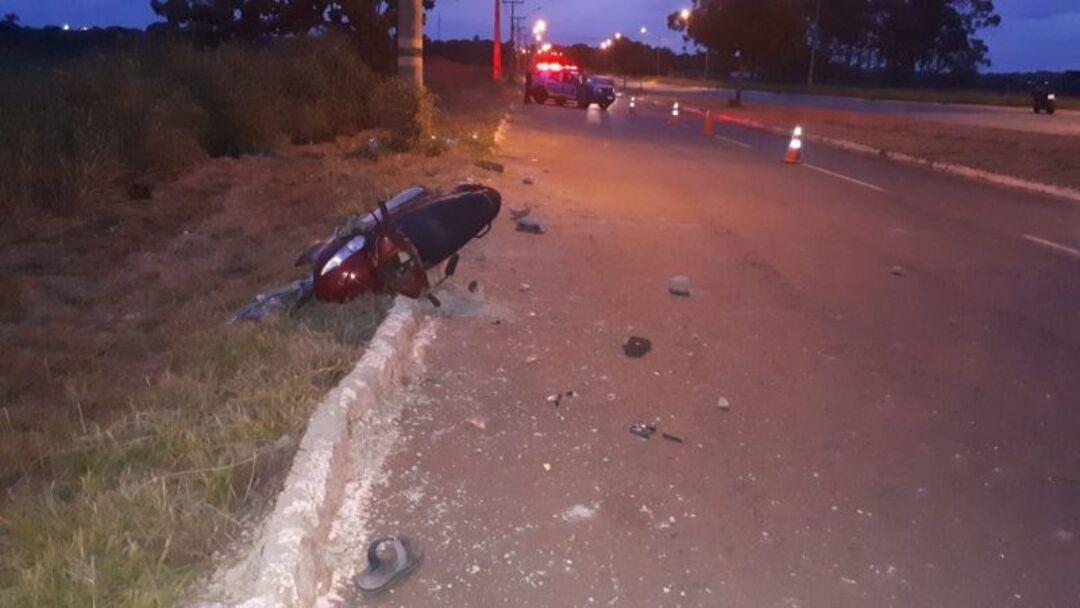 Mulher morre após moto em que estava bater contra meio-fio, em Goiânia