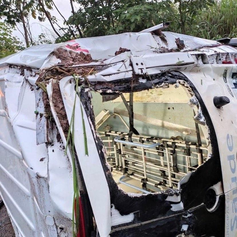 Pai de vereador morre após capotamento de ambulância na GO-070, em Itapirapuã