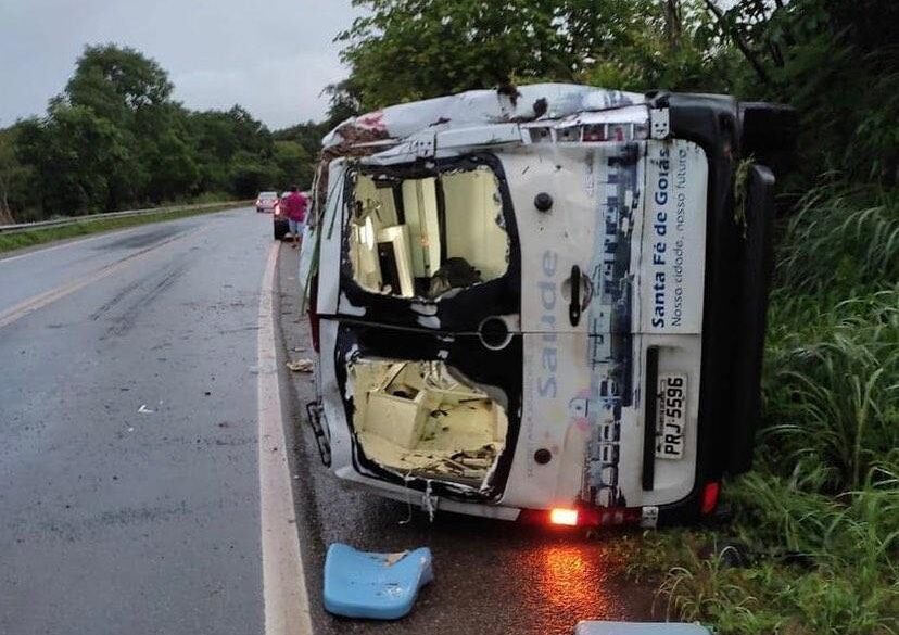 Pai de vereador morre após capotamento de ambulância na GO-070, em Itapirapuã