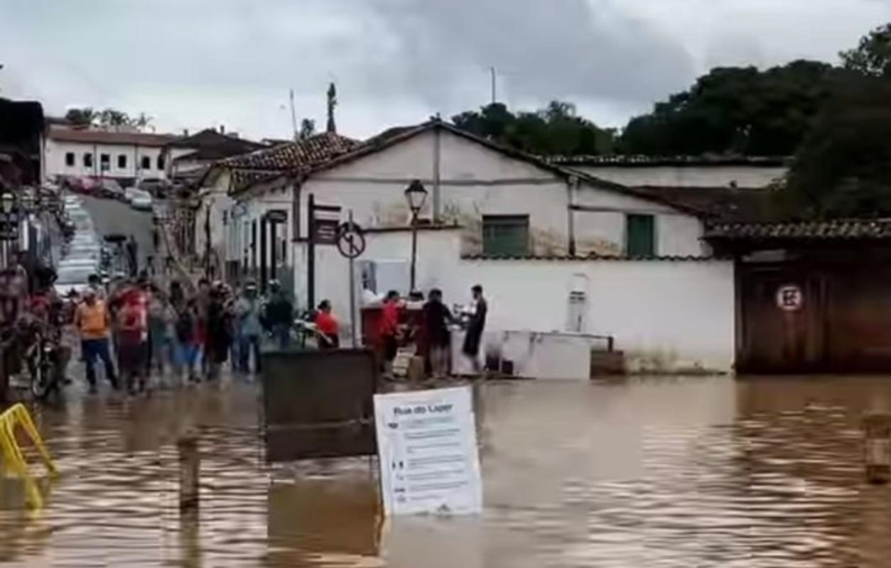 Pirenópolis emite alerta para desabamentos e pode fechar cachoeiras