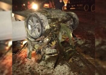 Acidente envolvendo carro e caminhão deixa três mortos e um ferido, em Goiás