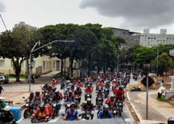 Entregadores de aplicativo fazem manifestação e anunciam greve, em Goiânia