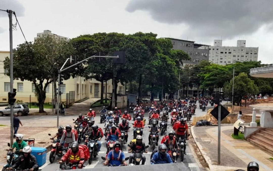 Entregadores de aplicativo fazem manifestação e anunciam greve, em Goiânia