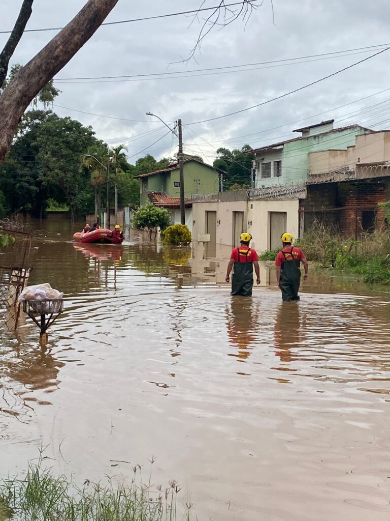 Forte chuva em Goiânia causa alagamentos e transtornos para moradores