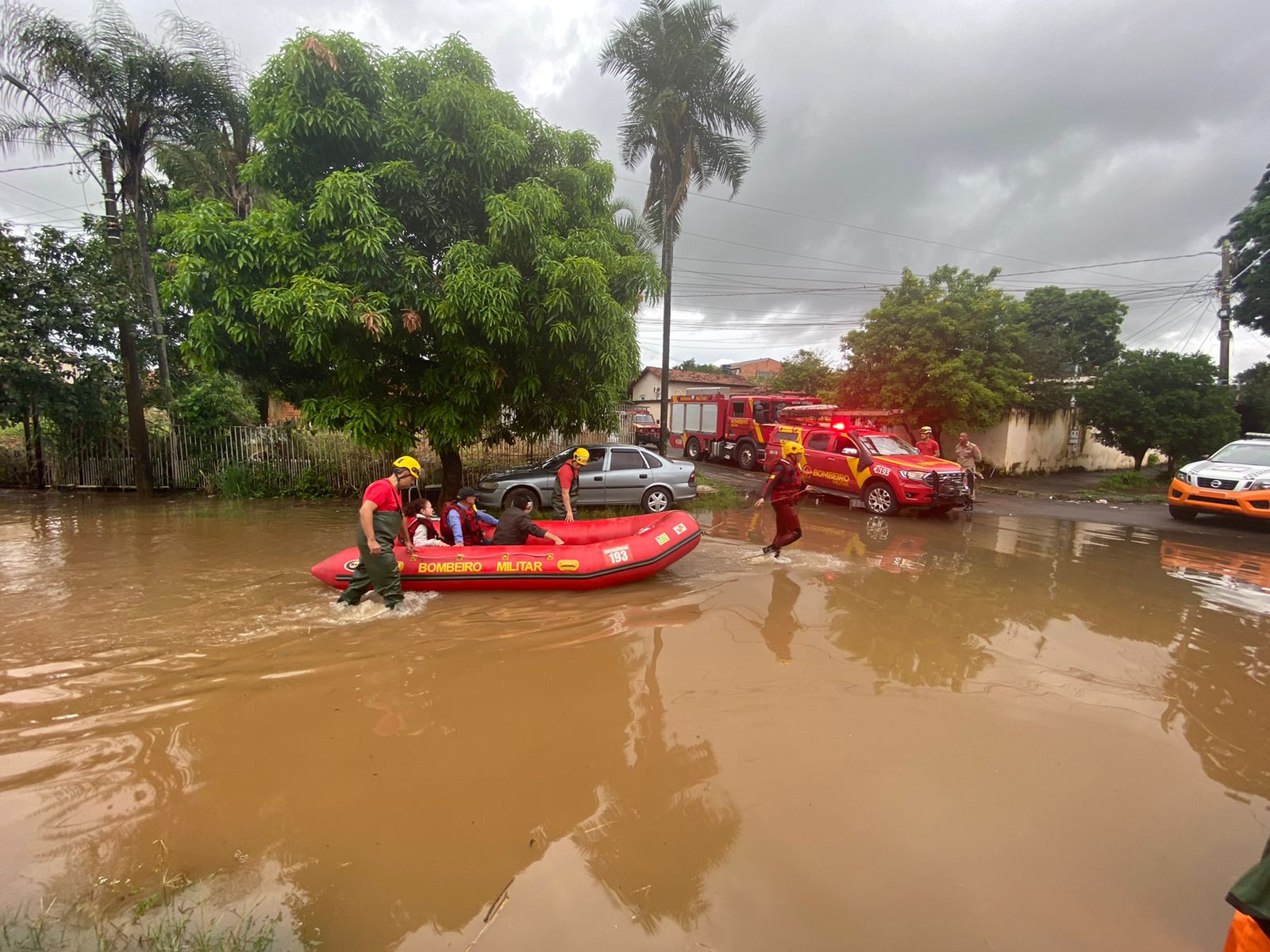 Forte chuva em Goiânia causa alagamentos e transtornos para moradores
