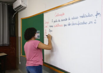 Governo de Goiás anuncia pagamento de novo piso salarial para professores