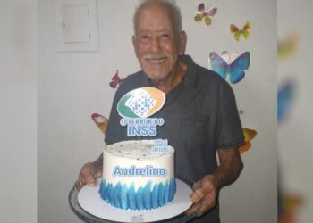 Idoso faz 121 anos e comemora com bolo temático em Goiás: 'O terror do INSS'